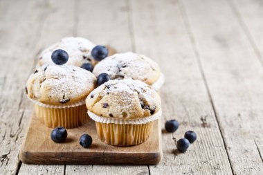 Rustik ahşap ta yaban mersini ile dört ev yapımı taze muffins