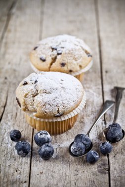 Şeker tozu, vintage kaşık ve iki ev yapımı taze muffins