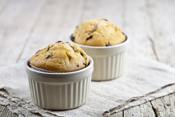 Muffins frais faits maison sur bols blancs en céramique sur serviette en lin . — Photo