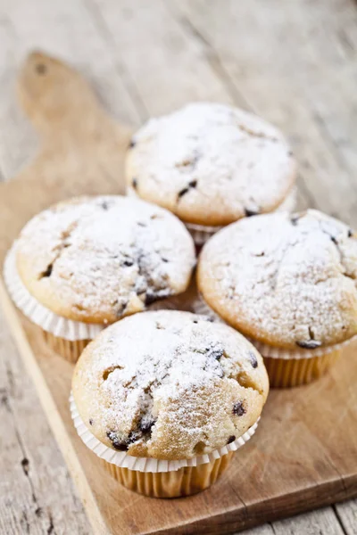 Hemlagad färska muffins med socker pulver på skärbräda rustik — Stockfoto