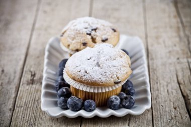 Cera üzerinde şeker tozu ve yaban mersini ile ev yapımı taze kekler
