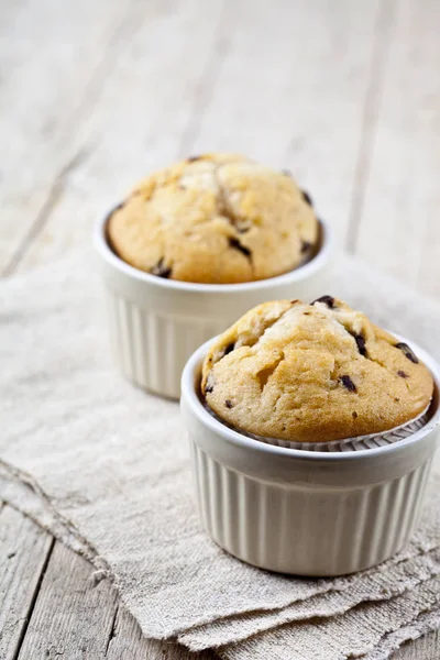 Two homemade fresh muffins on ceramic white bowls on linen napki — Stock Photo, Image