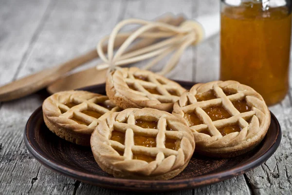 Marmelat veya kayısı reçeli dolgulu taze pişmiş tart ve c — Stok fotoğraf