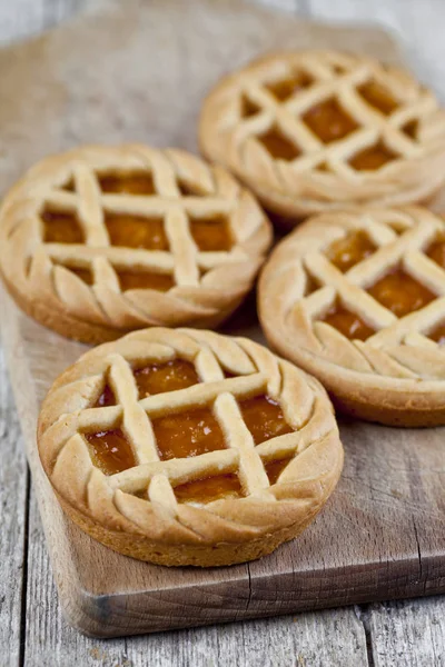 Marmelat veya kayısı reçeli ile taze pişmiş tart — Stok fotoğraf