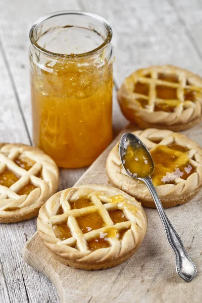 Glas marmelat dolguve kayısı reçeli ile taze pişmiş tart — Stok fotoğraf