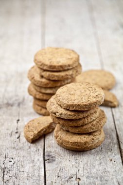 Rustik ahşap masa üzerinde taze yulaf kurabiye.