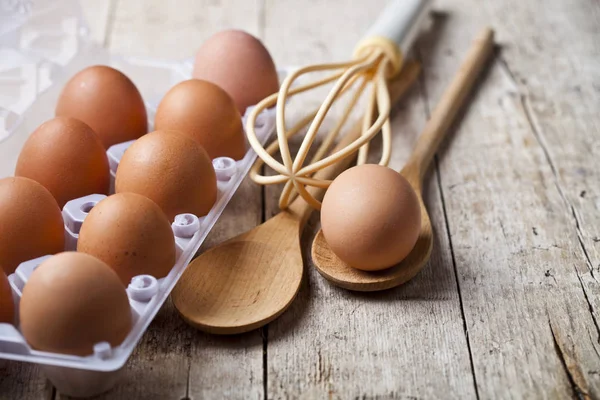 Čerstvá Kuřecí vejce na plastovém obalu a kuchyňské nádobí na r — Stock fotografie