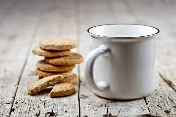 Xícara Leite Pilha Biscoitos Aveia Cozidos Fundo Mesa Madeira Rústica — Fotografia de Stock