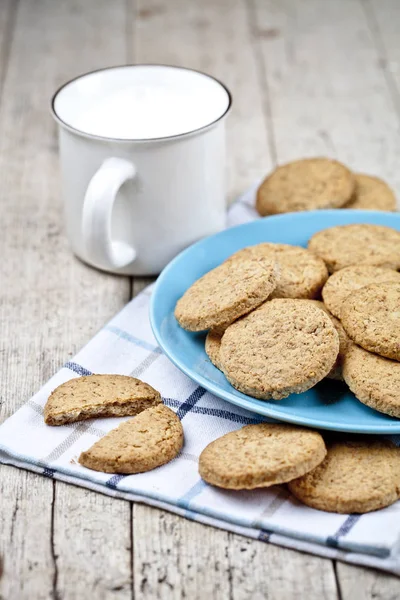 Galletas de avena recién horneadas en placa de cerámica azul en una servilleta de lino —  Fotos de Stock