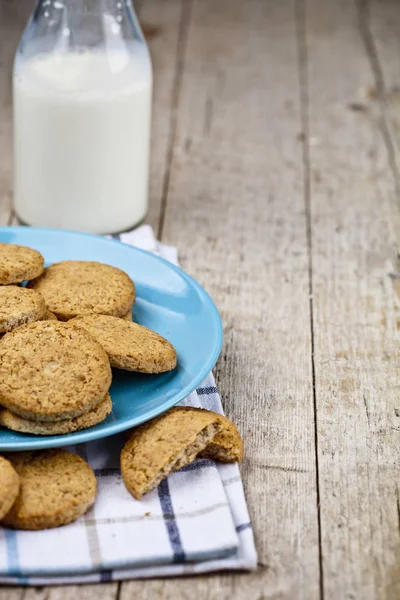 Galletas de avena recién horneadas en placa de cerámica azul en una servilleta de lino — Foto de Stock