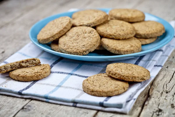 Biscoitos de aveia cozidos no forno na placa cerâmica azul no guardanapo de linho em — Fotografia de Stock