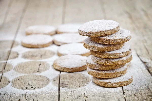 Biscoitos de aveia fresca com açúcar em pó close-up na aba de madeira rústica — Fotografia de Stock