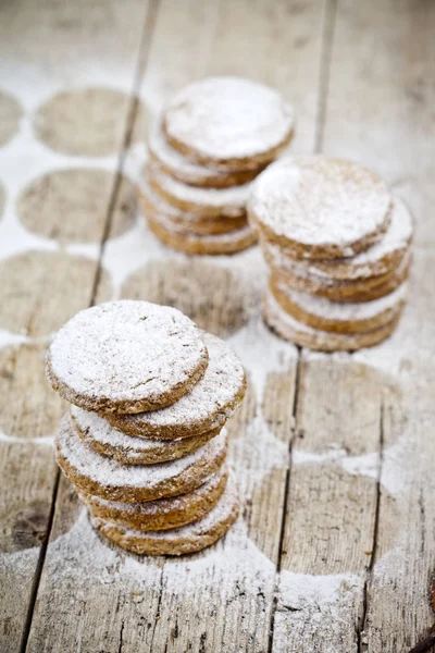 Pacotes de biscoitos de aveia fresca com açúcar em pó na mesa de madeira rústica — Fotografia de Stock