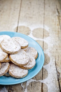 Taze pişmiş yulaf kurabiye şeker tozu mavi seramik plaka o