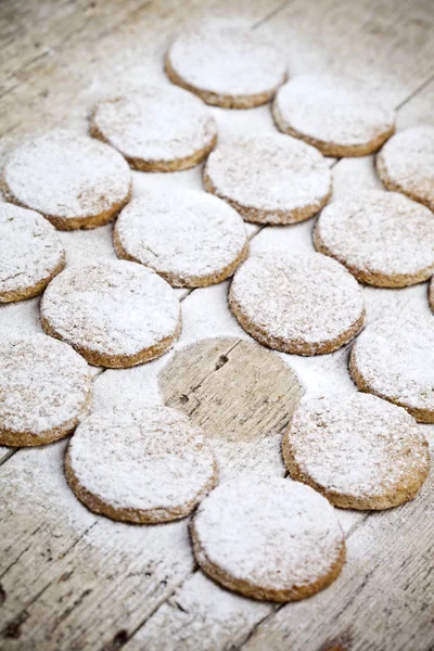 Biscotti di avena appena sfornati con zucchero in polvere sul tavolo di legno rustico — Foto Stock