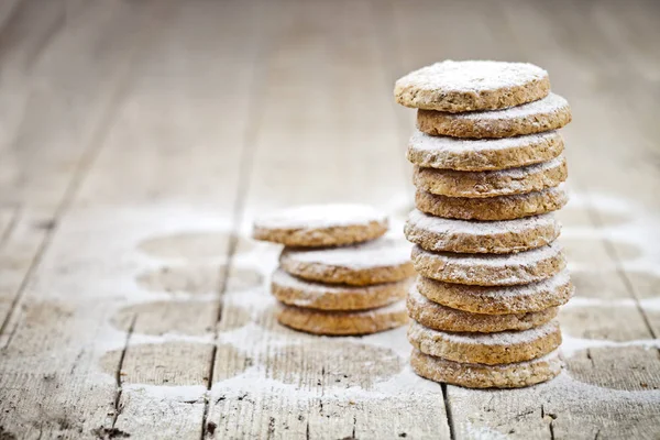 Pilha de biscoitos de aveia fresca com açúcar em pó closeup em madeira rústica — Fotografia de Stock