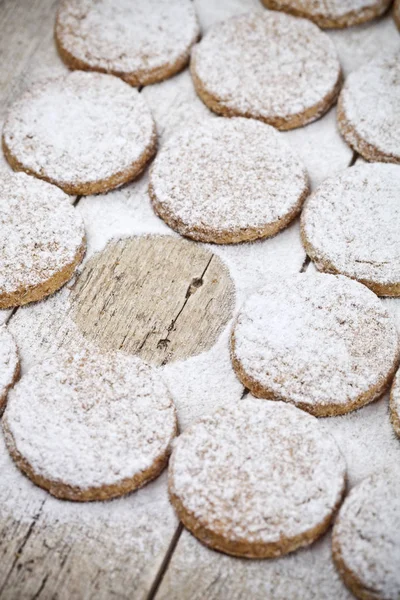 Biscotti di avena appena sfornati con zucchero in polvere sul tavolo di legno rustico — Foto Stock