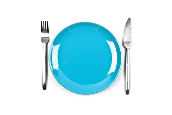 Set di piastra blu vuota, forchetta e coltello su sfondo bianco . — Foto Stock