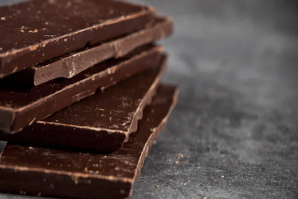 Шматочки чорного шоколаду крупним планом. Фото концепція солодкої їжі . — стокове фото