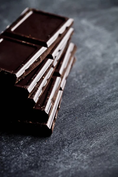 Pedaços de barra de chocolate escuro closeup. Conceito de foto de comida doce . — Fotografia de Stock