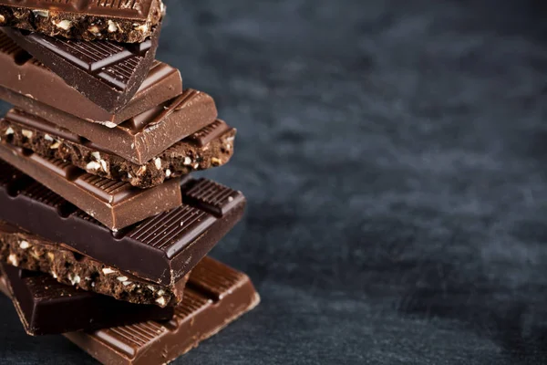 Pedaços de chocolate bar closeup. Conceito de foto de comida doce com cópia — Fotografia de Stock