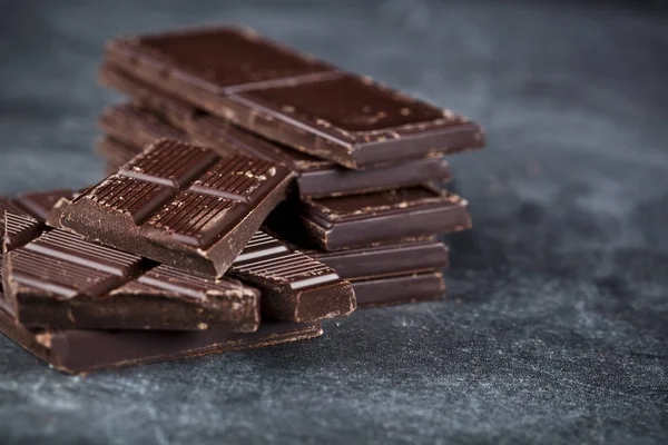 A sötét csokoládés bárdarab closeup. Édes élelmiszer-fotó koncepció. — Stock Fotó