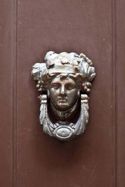 Αρχαία Ιταλικά πόρτα ρόπτρο. — Φωτογραφία Αρχείου