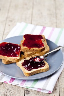Ev yapımı kiraz reçeli ve s ile taze tost tahıl ekmek dilimleri