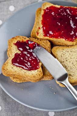Ev yapımı vişne reçeli ve k ile taze tost tahıl ekmek dilimleri