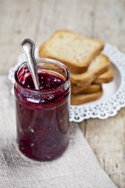 Ev yapımı vişne reçeli ve taze tost mısır gevreği ekmek dilimli kavanoz