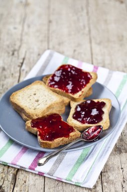 Ev yapımı kiraz reçeli ve s ile taze tost tahıl ekmek dilimleri
