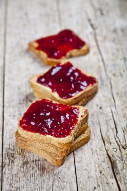 Ev yapımı vişne reçeli closeup ile tost tahıl ekmek dilimleri 