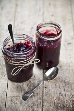 Kavanozo taze kiraz ve yaban meyveleri ev yapımı reçel iki kavanoz