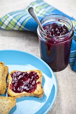 Mavi seramik plaka ve ev yapımı w üzerinde tost tahıl ekmek dilimleri