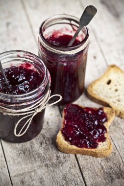 Ev yapımı yabani çilek ile tost tahıl ekmek dilimleri ve kavanoz 