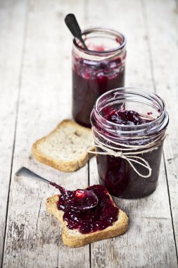 Tahıl taze ekmek tost dilimleri ve ev yapımı yabani ber ile kavanoz