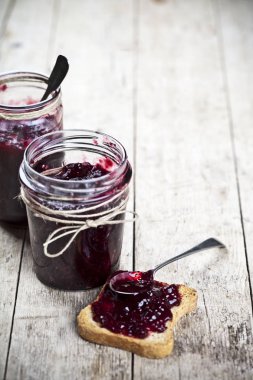 Ev yapımı yabani çilek ile taze tahıl ekmek dilimleri ve kavanoz bir