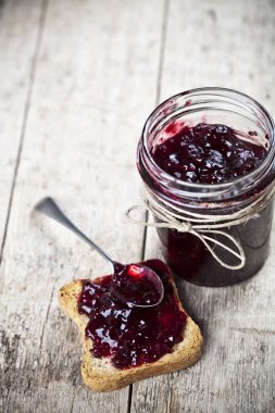 Tost mısır gevreği ekmek dilimleri ve kavanozda ev yapımı yabani çilek reçeli