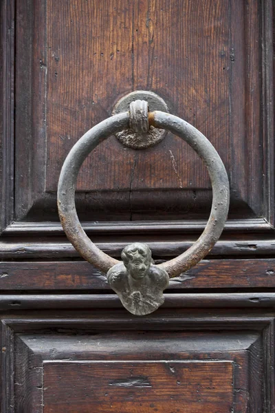 Starożytny włoski drzwi Kołatka na drewnianych brązowych drzwi. — Zdjęcie stockowe