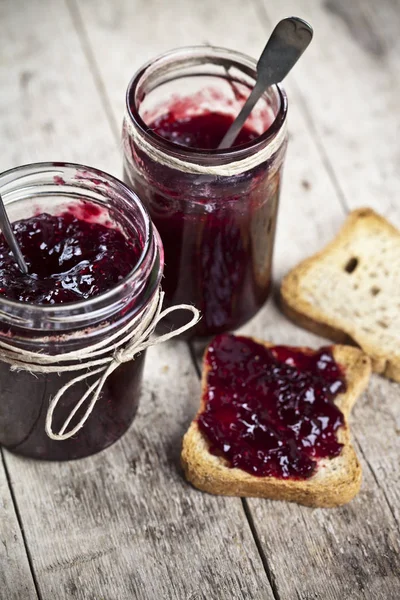 Ev yapımı yabani çilek ile tost tahıl ekmek dilimleri ve kavanoz — Stok fotoğraf