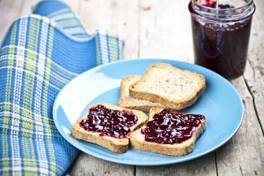 Mavi seramik plaka ve ev yapımı w üzerinde tost tahıl ekmek dilimleri