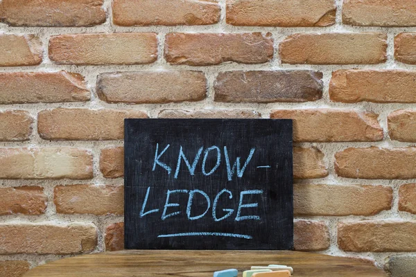 Chalk board with the word KNOWLEDGE drown by hand and chalks on — Stock Photo, Image