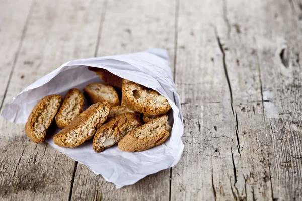 Tradizionali biscotti italiani cantuccini su sacchetto di carta bianca su ruc — Foto Stock
