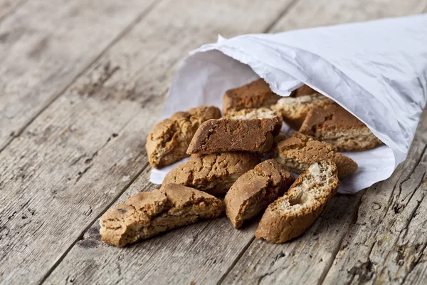 Biscoitos italianos tradicionais cantuccini em saco de papel branco no ruc — Fotografia de Stock