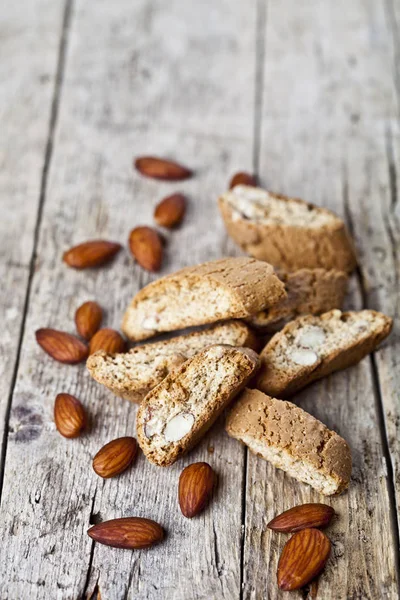 Fresco fatto in casa biscotti italiani cantuccini mucchio e mandorle o — Foto Stock