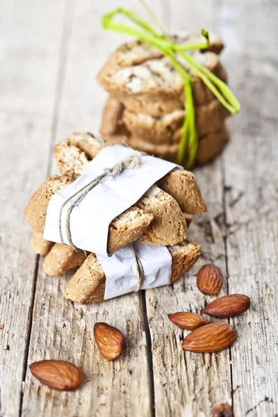 Čerstvé italské sušenky Cantuccini stacké a mandlové ořechy na ruct — Stock fotografie