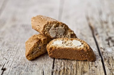 Ru badem tohumu ile ev yapımı İtalyan çerezleri cantuccini yığın