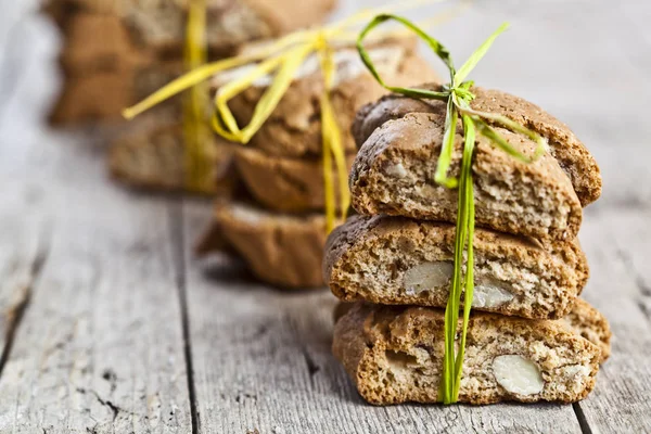 Biscotti freschi fatti in casa cantuccini con semi di mandorla su r — Foto Stock