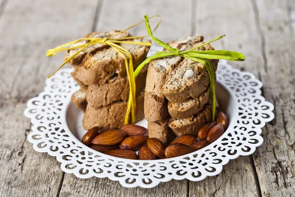 Semi di mandorla e biscotti freschi italiani cantuccini impilati su whi — Foto Stock