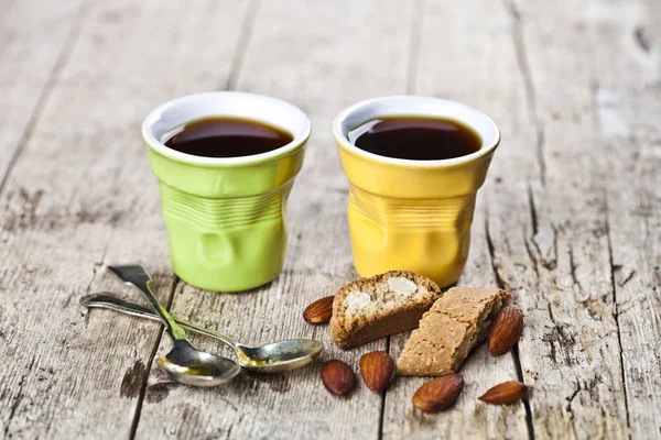 Två koppar kaffe, färska italienska kakor Cantuccini och mandel — Stockfoto